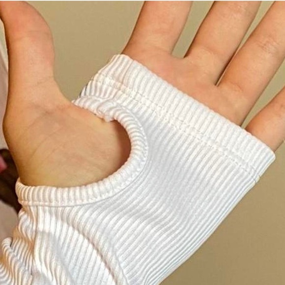 White Cropped mock meck shirt with thumb hole - Picture 3 of 4